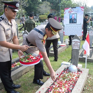 BNN HADIRI ZIARAH DAN TABUR BUNGA HARI BHAYANGKARA KE-80