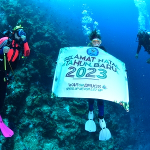 Kepala BNN RI Ucapkan Selamat Natal dan Tahun Baru 2023 Dari Dalam Laut Bunaken — foto 3