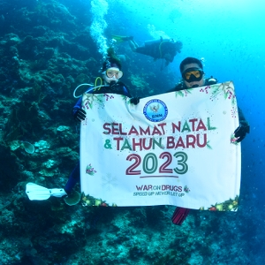Kepala BNN RI Ucapkan Selamat Natal dan Tahun Baru 2023 Dari Dalam Laut Bunaken — foto 5