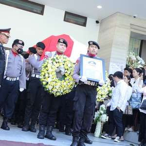 Kepala BNN RI menghadiri sekaligus menjadi Irup Persemayaman dan Pemberangkatan Jenazah Drs. A. Kliment Dwikorjanto, M.Si. — foto 3