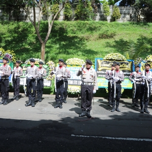 Kepala BNN RI menghadiri sekaligus menjadi Irup Persemayaman dan Pemberangkatan Jenazah Drs. A. Kliment Dwikorjanto, M.Si. — foto 6