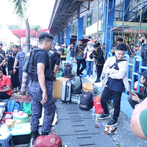 PASTIKAN MUDIK AMAN, BNN TES URINE SOPIR BUS AKAP DI TERMINAL KAMPUNG RAMBUTAN — foto 7