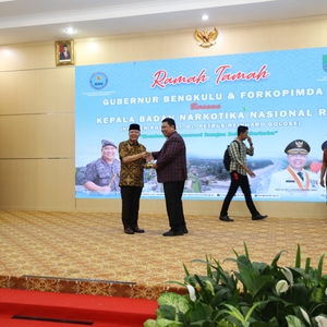 Ramah Tamah Kepala BNN RI Komjen Pol. Prof. DR. Petrus R. Golose Dengan Gubernunr Provinsi Bengkulu — foto 3