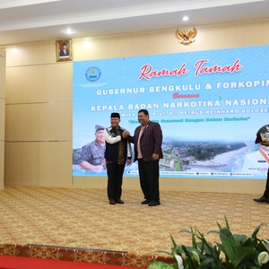 Ramah Tamah Kepala BNN RI Komjen Pol. Prof. DR. Petrus R. Golose Dengan Gubernunr Provinsi Bengkulu — foto 5