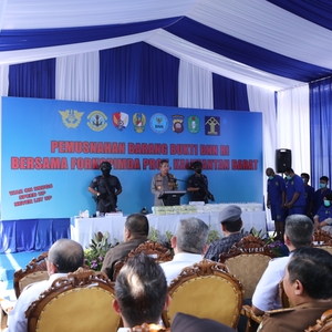 BNN RI MUSNAHKAN BARANG BUKTI NARKOTIKA DARI WILAYAH PERBATASAN INDONESIA-MALAYSIA DI PONTIANAK — foto 19