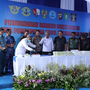 BNN RI MUSNAHKAN BARANG BUKTI NARKOTIKA DARI WILAYAH PERBATASAN INDONESIA-MALAYSIA DI PONTIANAK — foto 22