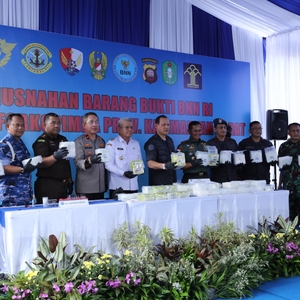 BNN RI MUSNAHKAN BARANG BUKTI NARKOTIKA DARI WILAYAH PERBATASAN INDONESIA-MALAYSIA DI PONTIANAK — foto 23