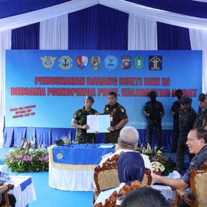 BNN RI MUSNAHKAN BARANG BUKTI NARKOTIKA DARI WILAYAH PERBATASAN INDONESIA-MALAYSIA DI PONTIANAK — foto 27