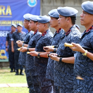 KEPALA BNN RI BERIKAN PENGHARGAAN KEPADA BNNP YANG BERHASIL BANGUN ZONA INTEGRITAS — foto 2