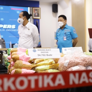 Rilis ungkap kasus Narkotika jenis Sabu dan Ekstasi, Kamis (28/1) — foto 8