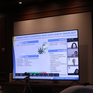 Kepala BNN, Komjen Pol. Dr. Petrus Reinhard Golose menyampaikan materi kepada para Diplomat Indonesia — foto 2