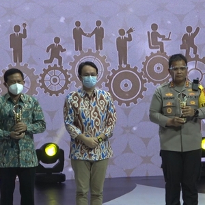 Sestama BNN RI menerima penghargaan pada kategori Collaborative and Sinergetic Stakeholders Partnership dalam ajang Indonesia Awards 2021 — foto 3