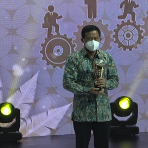 Sestama BNN RI menerima penghargaan pada kategori Collaborative and Sinergetic Stakeholders Partnership dalam ajang Indonesia Awards 2021 — foto 5