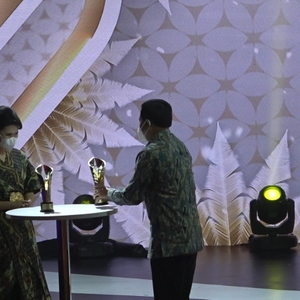 Sestama BNN RI menerima penghargaan pada kategori Collaborative and Sinergetic Stakeholders Partnership dalam ajang Indonesia Awards 2021 — foto 7