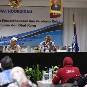 BNN – STAKEHOLDER PERKUAT AKSI MELAWAN NARKOBA MELALUI PENGUATAN PENGAWASAN DISTRIBUSI PSIKOTROPIKA DAN OBAT KERAS — foto 10