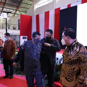 Pemberian Jaket BNN dari Kepala BNN RI Kepada Para mantan Kalakhar/Kepala BNN — foto 2