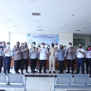 Pelaksanaan kegiatan tes urine deteksi dini bagi para awak operator penyedia jasa transportasi (driver) dalam rangka mudik Hari Raya Idul Fitri 2022, di terminal Pulo Gebang, Selasa (26/4). — foto 1