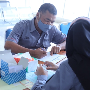 Pelaksanaan kegiatan tes urine deteksi dini bagi para awak operator penyedia jasa transportasi (driver) dalam rangka mudik Hari Raya Idul Fitri 2022, di terminal Pulo Gebang, Selasa (26/4). — foto 6