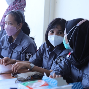 Pelaksanaan kegiatan tes urine deteksi dini bagi para awak operator penyedia jasa transportasi (driver) dalam rangka mudik Hari Raya Idul Fitri 2022, di terminal Pulo Gebang, Selasa (26/4). — foto 8