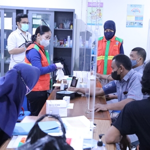 Pelaksanaan kegiatan tes urine deteksi dini bagi para awak operator penyedia jasa transportasi (driver) dalam rangka mudik Hari Raya Idul Fitri 2022, di terminal Pulo Gebang, Selasa (26/4). — foto 9