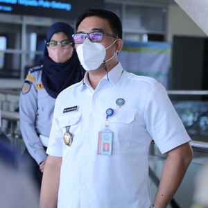 Pelaksanaan kegiatan tes urine deteksi dini bagi para awak operator penyedia jasa transportasi (driver) dalam rangka mudik Hari Raya Idul Fitri 2022, di terminal Pulo Gebang, Selasa (26/4). — foto 11