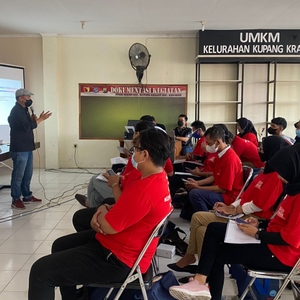 BNN RI Beri Keterampilan Pelatihan Pembuatan Video Promosi Dengan Menggunakan HP Android Pada Daerah Rawan Narkoba di Surabaya — foto 2