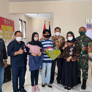 BNN RI Beri Keterampilan Pelatihan Pembuatan Video Promosi Dengan Menggunakan HP Android Pada Daerah Rawan Narkoba di Surabaya — foto 4